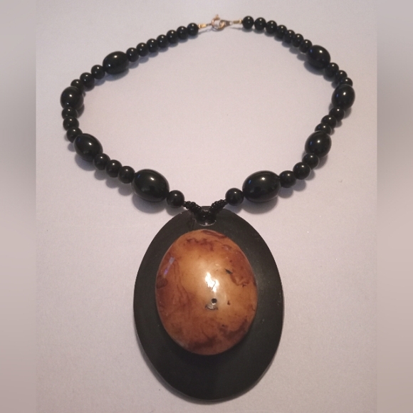 #197. Vintage Faux Stone Acrylic Pendant Necklace. 8" Long - Picture 1 of 4